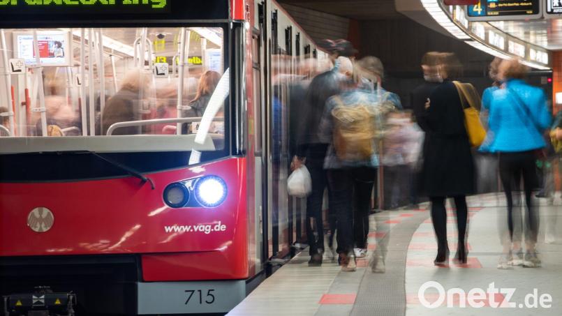 In Nürnberg ist das öffentliche WLAN in U-Bahnen und Bussen laut den Verkehrsbetrieben vor allem für junge Menschen attraktiv. (Archivbild) Bild: Daniel Karmann/dpa