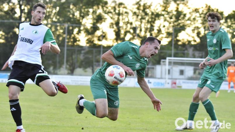 Der Gebenbacher Timo Kohler (Mitte) wird im Strafraum gefoult. Fabian Vogl verwandelte den Strafstoß sicher zum 1:0. Am Ende verlor die DJK noch mit 1:3. Bild: Hubert Ziegler