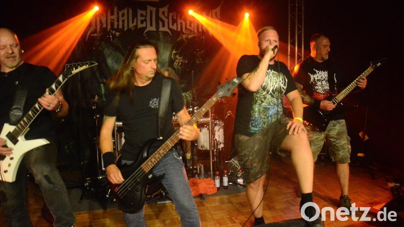 Die Thrash-Band &quot;Inhalted Screams&quot; aus Donauwörth sorgte als Vorband für die richtige Betriebstemperatur im Salute. Bild: Kunz