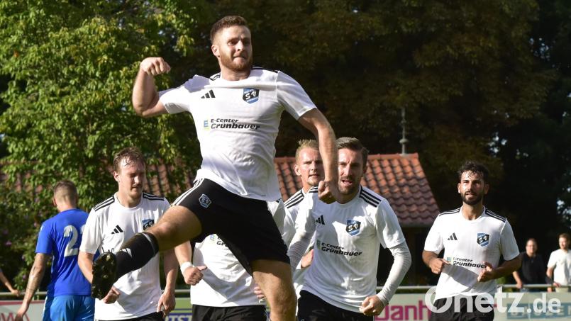 Michael Wexlberger (vorne) bejubelte seinen Ausgleichstreffer zum 2:2-Endstand kurz vor Schluss für den SV Etzenricht beim Gastspiel beim SV Schwandorf-Ettmannsdorf. Bild: ham