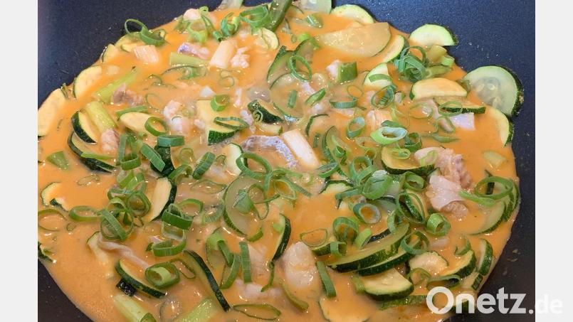 Mit Kokosmilch und Currypaste würzt OWZ-Küchenchef Michael Schiffer das Seelachs-Curry mit Zucchini. Wer mag, gibt eine rote Chilischote dazu. Bild: Michael Schiffer