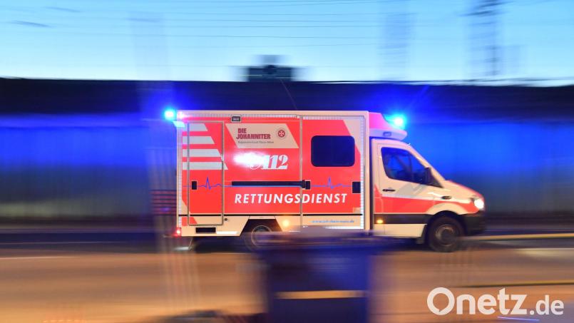 Ein Lagerist stürzt in einem Logistikzentrum in Sulzbach-Rosenberg aus einem Stehstapler und verletzt sich an der Schulter. Symbolbild: Boris Roessler/dpa