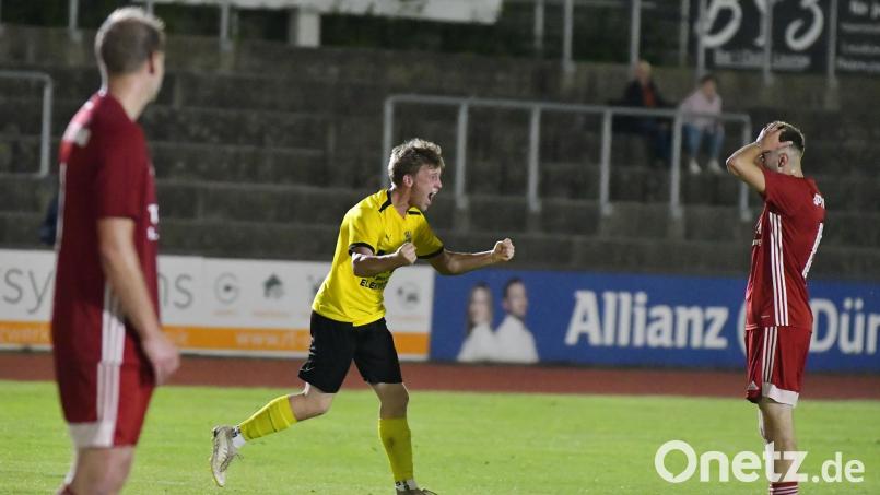 Jannik Meier (Mitte) vom FC Amberg jubelt über seinen Ausgleichstreffer zum 1:1 in der Nachspielzeit, während Maximilian Brunner (rechts) von der SpVgg Pfreimd restlos bedient ist. Bild: Hubert Ziegler