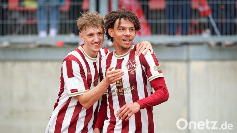 Tim Drexler (l) spielt auch in dieser Saison auf Leihbasis für den 1. FC Nürnberg. Bild: Daniel Karmann/dpa