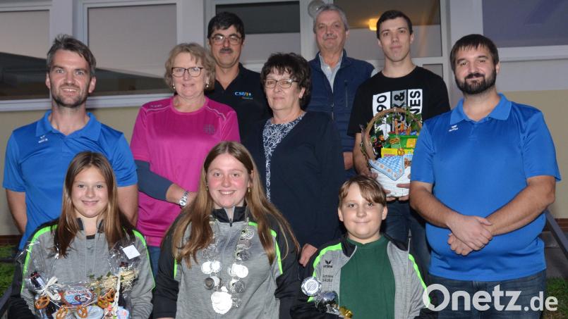 Sabine Beierl von den St. Thomas Schützen (vorne, Mitte) gewinnt die Stadtmeisterschaft der Schützen in Vohenstrauß. Schützenmeister Thomas Eiberweiser (mittlere Reihe, links) und Sportleiter Thomas Färber (mittlere Reihe, rechts) von den &quot;Luhetal&quot;-Schützen aus Kaimling zeichneten die erfolgreichen Sportler mit Bürgermeister Andreas Wutzlhofer (hintere Reihe, rechts) aus. Bild: dob