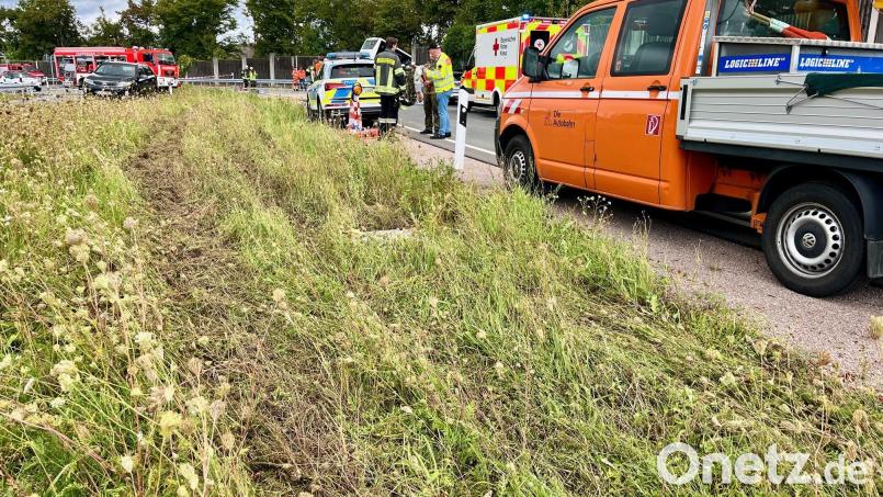 Hier über die kleine Böschung führen die Spuren des Busses, der wenig auf der anderen Seite der Straße die Lärmschutzwand durchbrach. Über die Gründe wird noch gerätselt. Bild: Gabi Schönberger