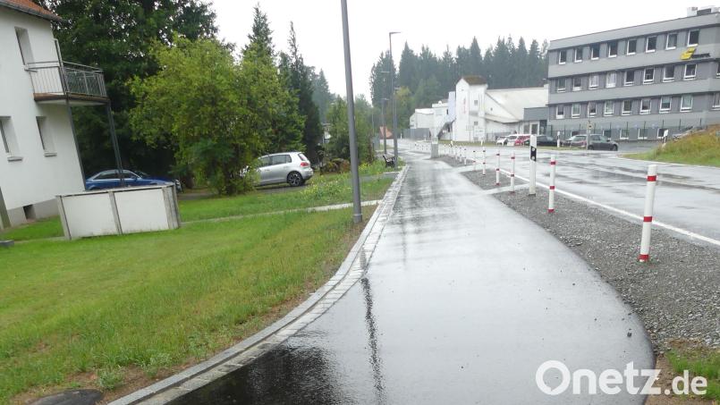 Er ist fertig: Der Radweg, der von Apfelbach kommt und vor dem Werksgelände des Unternehmens Koppe endet. Bild: rn
