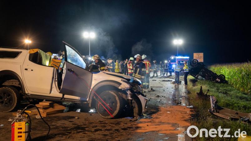 Bei Osterhofen stoßen zwei Autos zusammen. Bild: -/Zema Medien/dpa