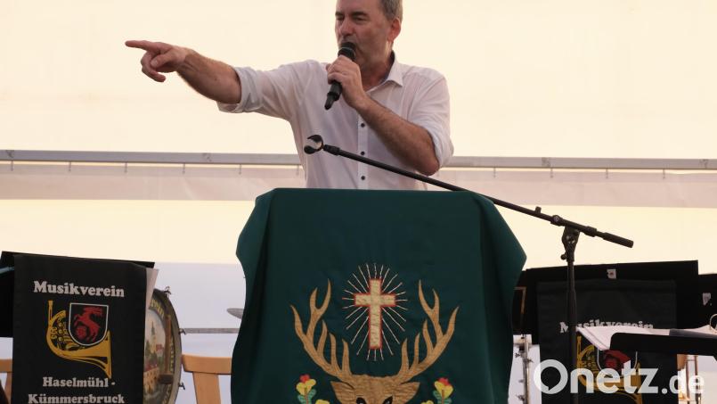 Im Festzelt der Köferinger Kirwa bekamen von Hubert Aiwanger alle politischen Gegner ihr Fett ab. Bild: gsp