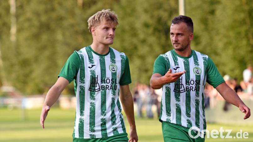 Der SV Mitterteich gewann beim 1. FC Trogen nach einem 0:2-Pausenrückstand noch mit 3:2. Das Siegtor erzielte Christian Zimmermann (links) auf Zuspiel von Daniel Lauterbach (rechts). Archivbild: Gebert
