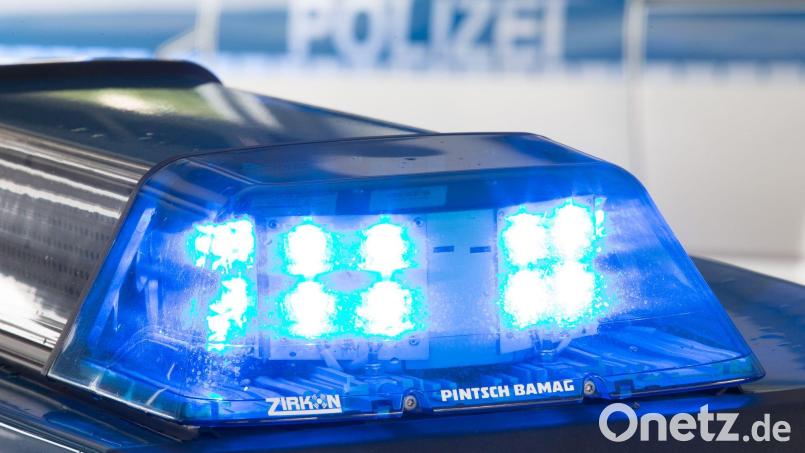 Am Busbahnhof in Tirschenreuth wurde ein 18-Jähriger von zwei Unbekannten angegriffen. Die Polizei sucht Zeugen. Symbolbild: Friso Gentsch/dpa