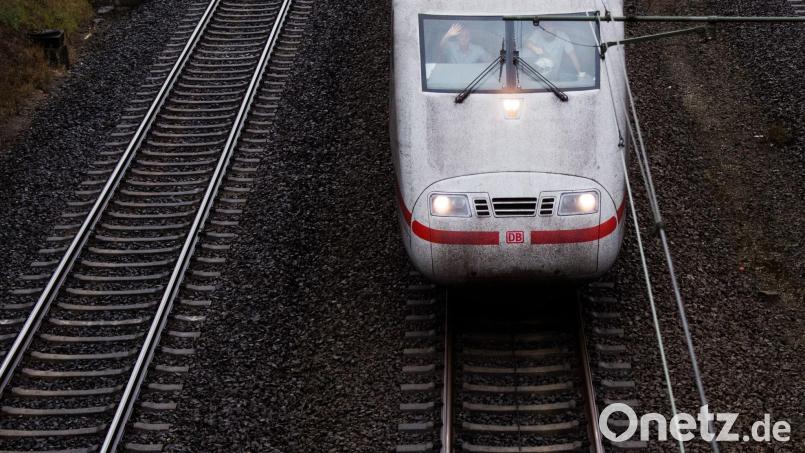 Betroffene beider ICE müssen Geduld mitbringen. Symbolbild: Julian Stratenschulte/dpa
