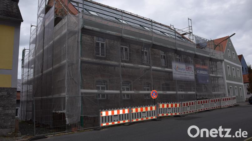 Im Zuge des Umbaus und der Sanierung des Anwesens Marktplatz 4 bleibt der Schriftzug &quot;Gaststätte und Metzgerei Striegl&quot; erhalten. Bild: fla