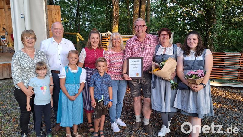 50 Jahre kommen die Henselers (rechts im Bild: Rainer, Claudia und Paula) aus Heisterbacherrott zum Urlaub machen nach Thanstein. Das hat man gemeinsam mit Freunden und Gastgebern auf der Thansteiner Burg gefeiert. Bild: mnt
