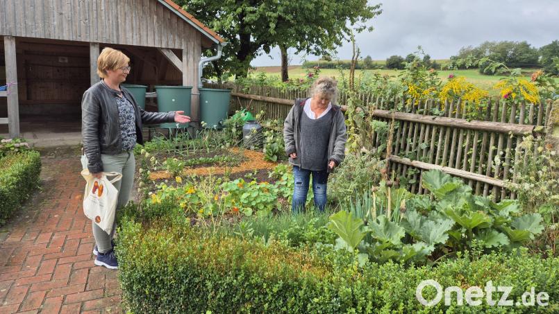 Maria Treiber und Meta Betke im Bauerngarten des Kreislehrgartens in Floß. Bild: Lowak