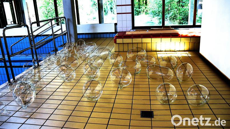 Zum Abkühlen werden die Glasblasen in unterschiedlichen Formen und Größen vor dem Badebecken abgelegt. Bild: ubb