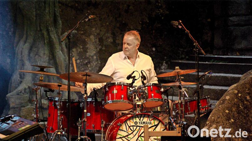 Wolfgang Haffner auf der Bühne der Luisenburg. Dass er sein 50. Jubiläum dort mit einem Konzert feiert, ist ihm eine Herzensangelegenheit. Fotos: Gerd Pöhlmann