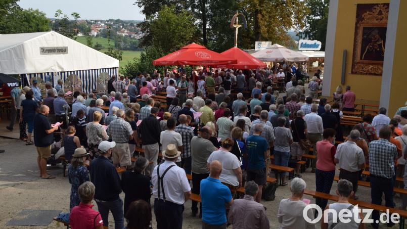 So gut gefüllt erwarten die Organisatoren und Pfarrvikar Christian Preitschaft auch in diesem Jahr den Festplatz vor der Kirche zu den Gottesdiensten und zur Bewirtung der Wallfahrer. Bild: swo