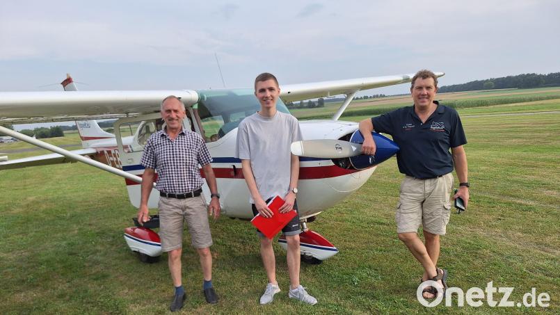 Allzeit bereit für den Einsatz: Die Luftbeobachter Wolfgang Fischer und Sandro Fürst (neu) mit Pilot und Ausbilder Anton Moll (von links). Bild: Zagel