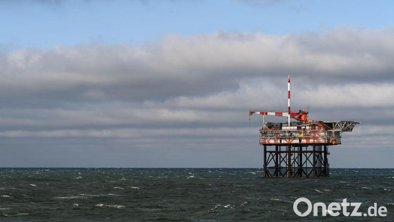 Nach einer Behördenentscheidung darf auch auf deutschem Hoheitsgebiet in der Nordsee vor Borkum Erdgas gefördert werden. (Archivbild) Bild: Lars Penning/dpa