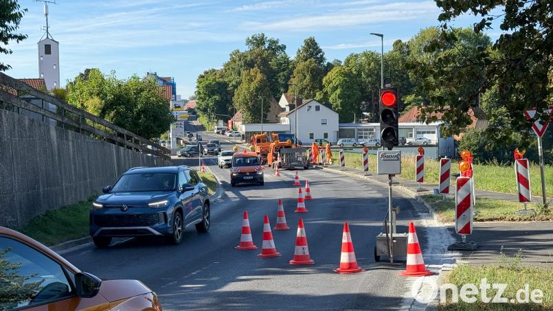 Pylonen führen um die Wanderbaustelle herum, eine mobile Ampel regelt den einspurigen Verkehr: Auf der B14/Bayreuther Straße in Sulzbach-Rosenberg erneuert die Straßenmeisterei derzeit die Fugen. Bild: Petra Hartl