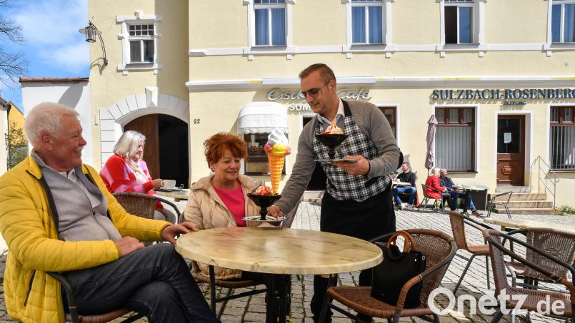 Da war die Stimmung noch gut: Mario de Marco bedient im Frühjahr 2023 Kunden in seinem Eiscafé Sommariva. Kurz danach gingen die Bauarbeiten an der Fassade der Marienkirche los. Das habe ihn über die Jahre so belastet, dass leider auch der Service gelitten habe. Archivbild: Petra Hartl