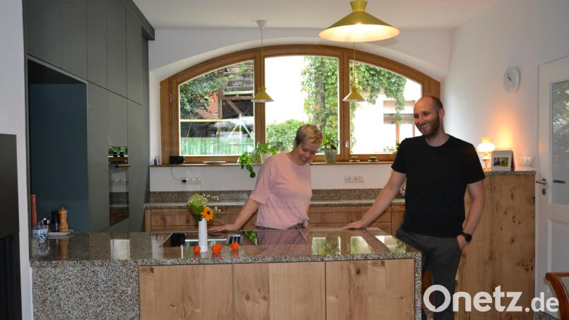 Peter Stahl-Grüneich und seine Ehefrau Kristin in der Küche, die einmal eine Durchfahrt zu einem Stall war. Heute ist das der größte Raum des Hauses. Bild: Thorsten Schreiber