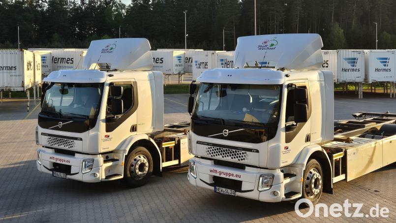 Puzzleteil für ein ehrgeiziges Ziel: Die zwei Elektro-Lastwagen sind seit kurzem mit dem Witt-Logo auf den Straßen rund um Weiden unterwegs. Die Witt-Gruppe will seine Treibhausemissionen in den nächsten Jahren signifikant senken. Bild: Witt-Gruppe