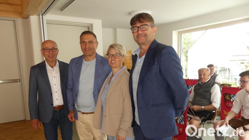 Sah stellvertretender Landrat Albert Nickl (links) in Bürgermeister Markus Gradl einen noch &quot;kommunalpolitischen Jungspund&quot;, bescheinigte ihm stellvertretender VG-Vorsitzender Wolfgang Haberberger (rechts), bei Behörden auch &quot;Tacheles&quot; zu sprechen. Beide würdigten zudem Ehefrau Birgit als starken Hintergrund. Bild: rn