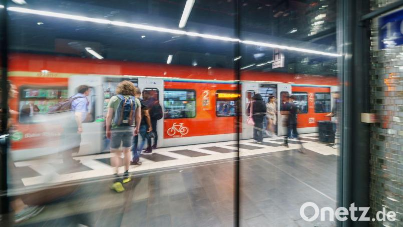 Pendeln gehört für Studenten oft zum Alltag. Symbolbild: Andreas Arnold/dpa