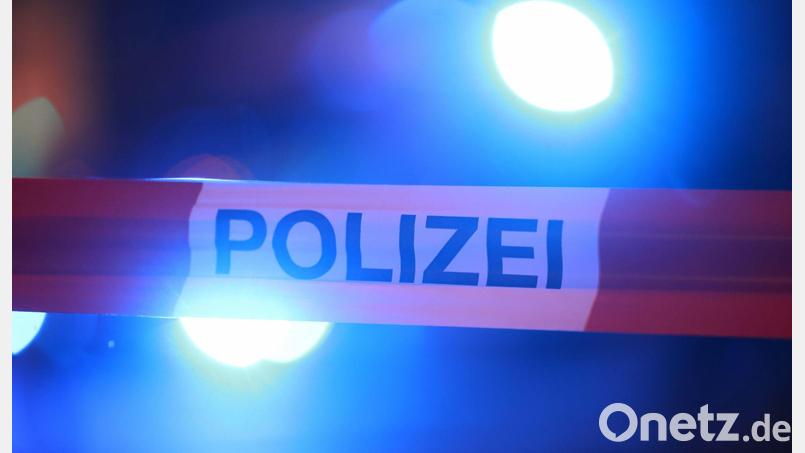 Nach einem Hammerangriff in einer Asylunterkunft in Adelzhausen ermittelt die Kriminalpolizei wegen versuchten Mordes. (Symbolbild) Bild: David Young/dpa