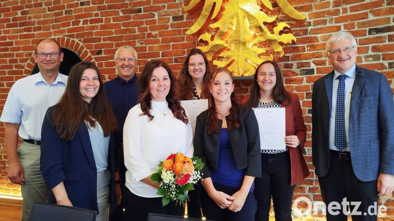 Bürgermeister Johannes Reger (rechts) und Verwaltungsrat Hubert Wojtenek (links) mit (von links) Tina Dietz, Werner Gollwitzer, Iris Selch, Alina Popp, Amy Pfautsch und Anja Dietrich. Bild: Jochen Neumann