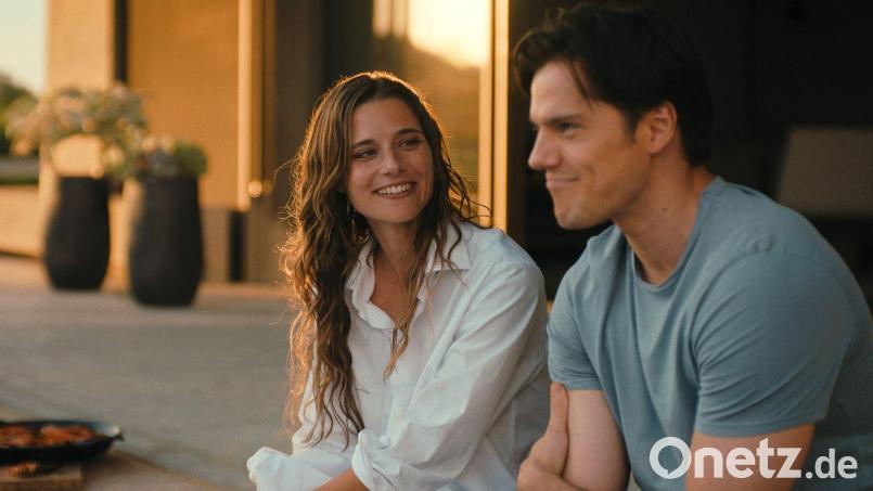 Lilli (Svenja Jung) und Tom (Theo Trebs) verstehen sich gut - doch ihr Verhältnis wird noch hart auf die Probe gestellt. (Handout) Bild: -/Netflix/dpa