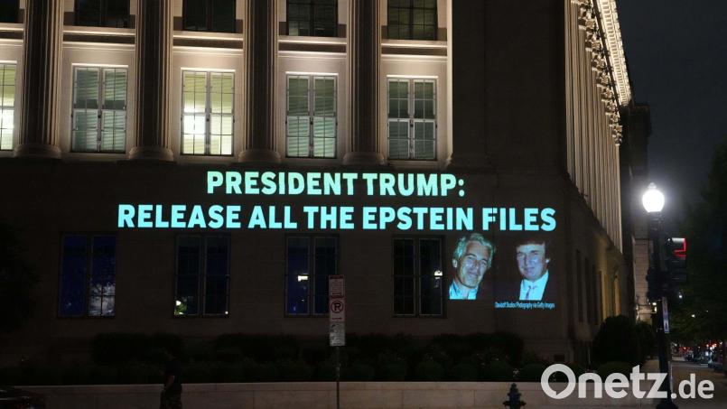 In den vergangenen Monaten gab es viel Druck auf den US-Präsidenten, die Epstein-Akten offenzulegen. (Archivbild) Bild: Andrew Leyden/ZUMA Press Wire/dpa
