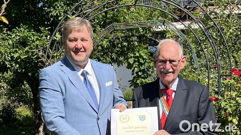 Bürgermeister Stefan Braun gratulierte Wolfgang Eger (rechts) zum 80. Geburtstag. Bild: Stefan Braun