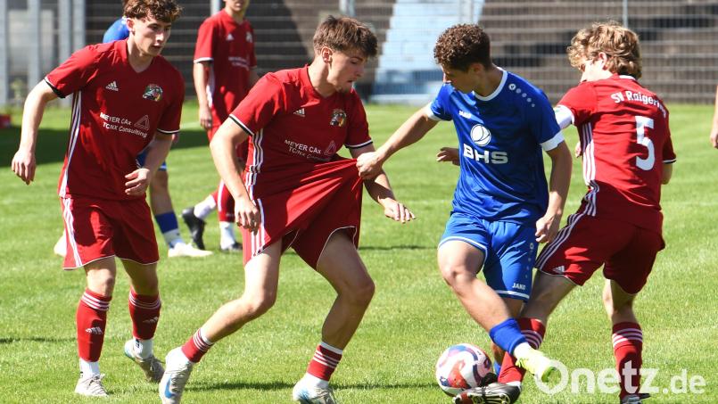 Jakob Höfler von der SpVgg SV Weiden (blaues Trikot) umringt von Raigeringer Gegenspielern. Der SV Raigering sicherte sich im Auswärtsspiel gegen die A-Junioren SpVgg die ersten drei Punkte der Landesliga-Saison. Bild: Gerhard Büttner