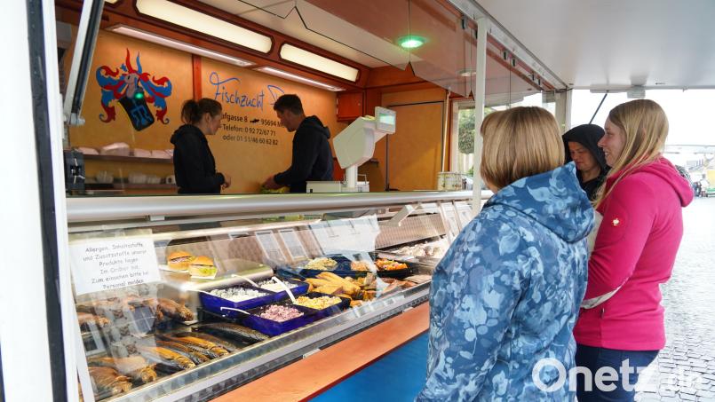 Fischspezialitäten gehören wieder zum Sortiment beim Kemnather Wochenmarkt. 22 Direktanbieter haben sich für den Termin im September angemeldet. Archivbild: kaz