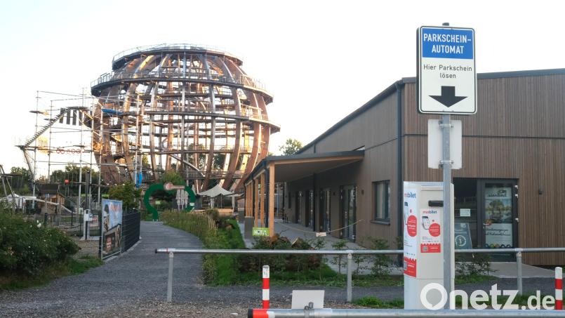 Besitzer von E-Autos müssen am Steinberger See weiterhin ein reguläres Parkticket lösen. Die neue Eventlocation „Panorama Seenland“ (rechts) wird am 18. September eingeweiht. Bild: Hirsch