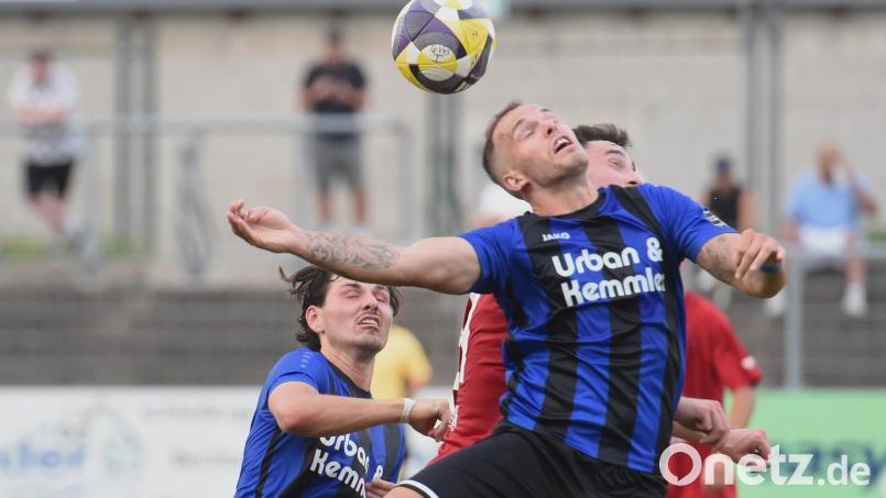 In ihren bisherigen Heimspielen gab die SpVgg SV Weiden (schwarz-blaue Trikots) nicht die beste Figur ab. Gegen die SpVgg Bayern Hof soll am Freitagabend der erste Heimsieg gelingen. Archivbild: Gerhard Büttner
