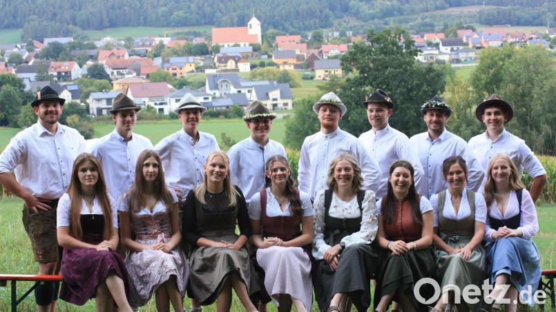 8 Kirwapaare haben sich in den vergangenen Wochen auf das Fest in Trisching vorbereitet. Bild: Silke Hierl