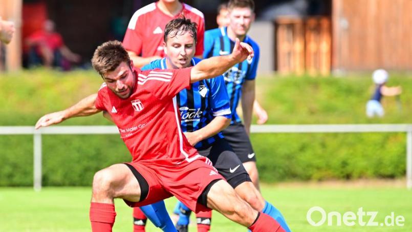 Jonas Sölch (re.) traf beim Kondrauer Derbysieg gegen die SG Neualbenreuth/Waldsassen doppelt. Archivbild: Thomas Schrems