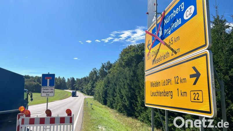 Die B 22 wird bei Wieselrieth saniert. Die Umleitung läuft über Lerau, Vohenstrauß und Böhmischbruck nach Tännesberg - und natürlich auch in die andere Richtung nach Weiden. Bild: Gabi Schönberger