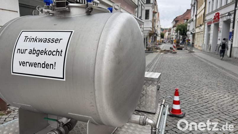 Im Tankwagen haben die Stadtwerke Trinkwasser für Anwohner der Georgenstraße in Amberg bereitgestellt: Nach einem Rohrbruch war hier die Wasserversorgung unterbrochen. Bild: Heike Unger