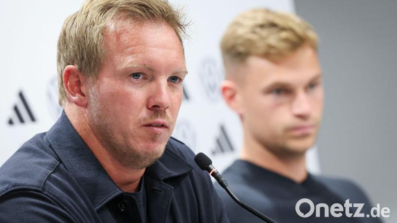 Julian Nagelsmann (l) und Joshua Kimmich bei der Pressekonferenz in Bratislava. Bild: Christian Charisius/dpa