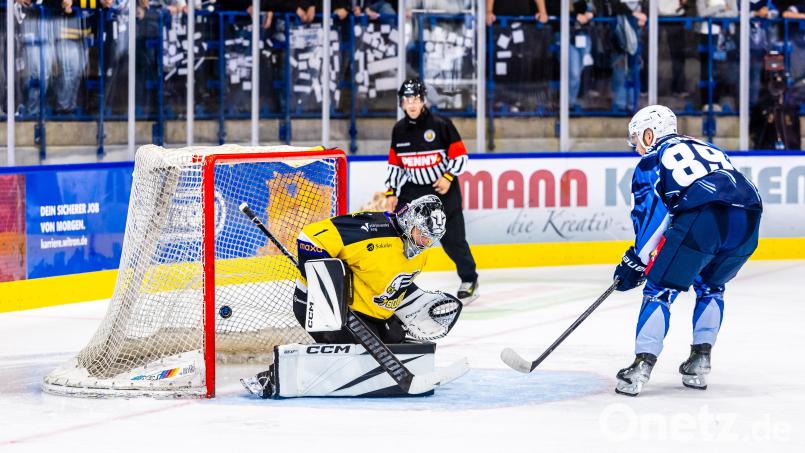 Tyler Ward (rechts) steuerte beim Sieg im ersten Duell mit Sokolov zwei Treffer bei. Am Donnerstag treffen die Devils erneut auf den tschechischen Zweitligisten. Bild: Tobias Neubert