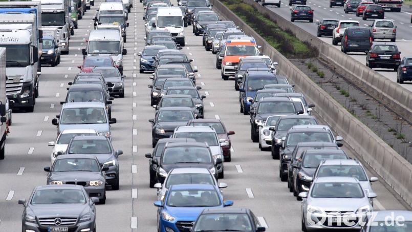 Ein brennender Lkw sorgte auf der A 9 im Landkreis Bayreuth für Verkehrschaos. Symbolbild: Jürgen Mahnke/dpa