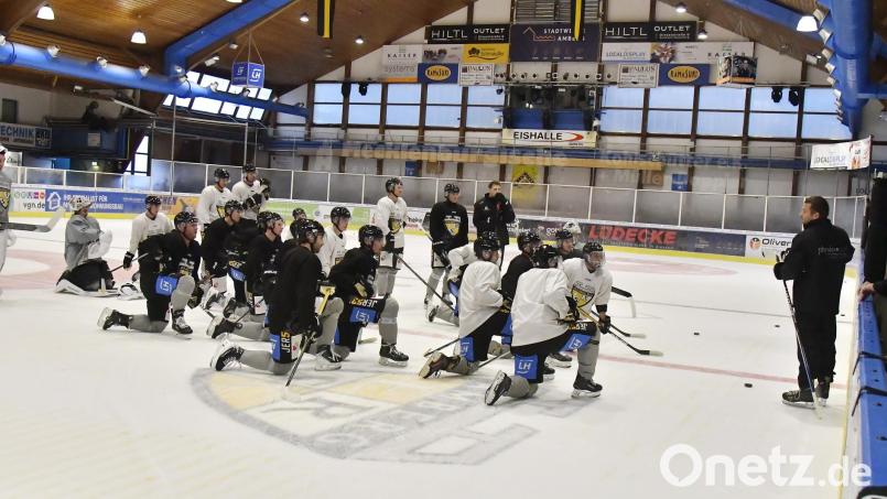 Neu-Trainer Jan Bönning (rechts) erläuterte beim Trainingsauftakt den Spielern des ERSC Amberg, welche Spielweise ihm künftig für den Eishockey-Bayernligisten vorschwebt. Bild: Hubert Ziegler