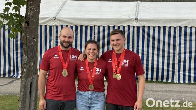Julian Kemptner (links), Magdalena Kellner (Mitte) und Jonas Hüttner von Hubertus Knölling haben bei der deutschen Meisterschaft im Sportschießen einige Medaillen abgeräumt. Bild: Kellner/privat