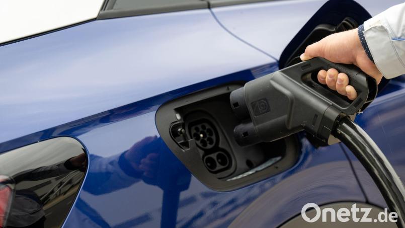 Der Absatz von Elektroautos war auch im August hoch. (Archivbild) Bild: Hendrik Schmidt/dpa