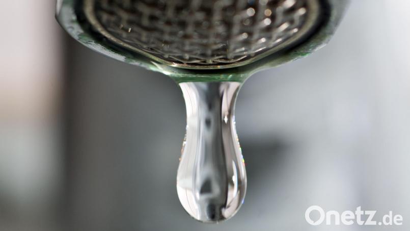 In der Georgenstraße in Amberg ist es zu einem Wasserrohrbruch gekommen, die Wasserversorgung ist teils unterbrochen. Symbolbild:  Patrick Pleul/dpa